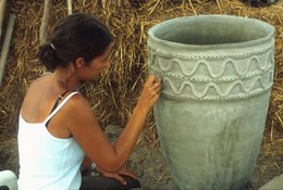 Reconstruction of a large shell-shaped pot: applying a surface finish. The original model is dated around the XIIIth century BC.