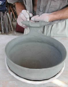 Una volta ultimata la forma si aggiungono le prese e le anse che nel caso della ceramica delle terramare risultano spesso particolarmente elaborate