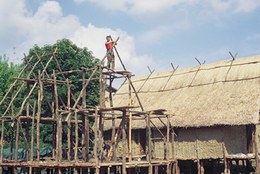 Messa in opera dei puntoni per la realizzazione del tetto a due spioventi