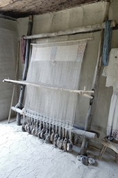 Il telaio più grande è stato armato con un ordito di lino formato da 650 fili distribuiti su 32 pesi