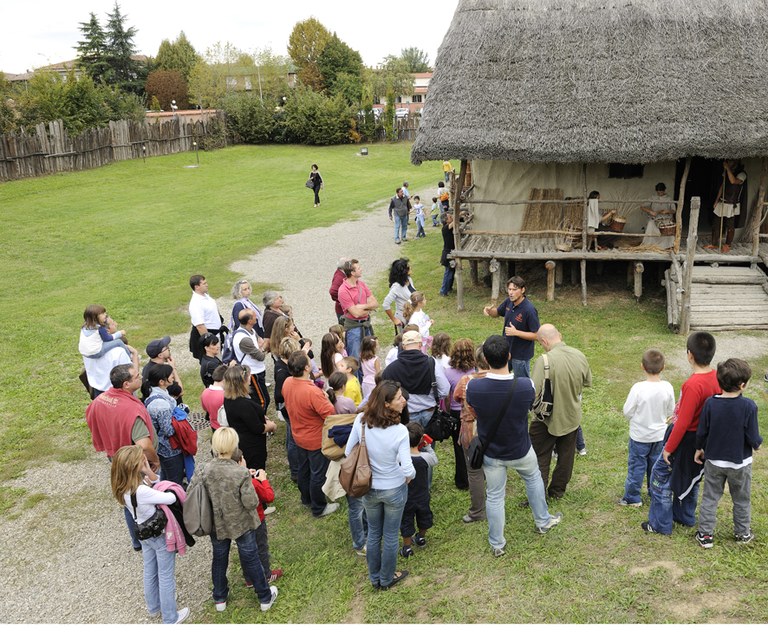 capanna e pubblico.jpg