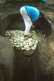 Fase iniziale della costruzione di una fornace per ceramica. La ricostruzione è stata effettuata prendendo a confronto una fornace dell'Età del Bronzo della terramara di Basilicanova (Parma)