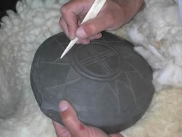 L’aspetto di lucentezza della superficie di molti vasi delle terremare, in particolare di quelli destinati alla mensa, è ottenuto con una prolungata lisciatura e steccatura che orienta le particelle di argilla in modo uniforme, realizzata con stecche in corno e lisciatoi in pietra. Le decorazioni e le rifiniture delle superfici devono essere fatte quando l’argilla raggiunge la “consistenza cuoio” cioè né troppo morbida né troppo dura