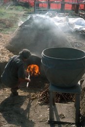 La cottura dei vasi avviene solo dopo un ulteriore periodo di essiccamento, la cui durata dipende dalla dimensione del vaso e dalle condizioni atmosferiche. Una volta perfettamente essiccati i vasi sono cotti nelle due fornaci ricostruite all’interno del Museo all’aperto. La fornace più grande è stata utilizzata per cuocere i vasi di dimensioni maggiori come i dolii